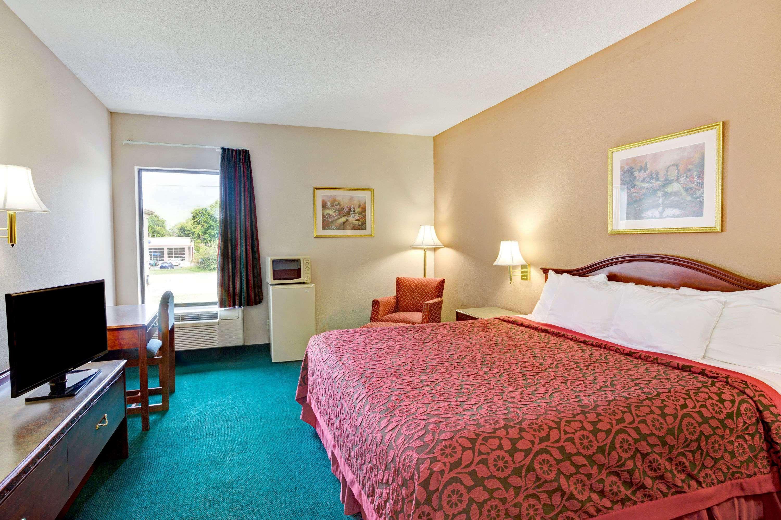 Days Inn&Suites by Wyndham Louisville SW Extérieur photo