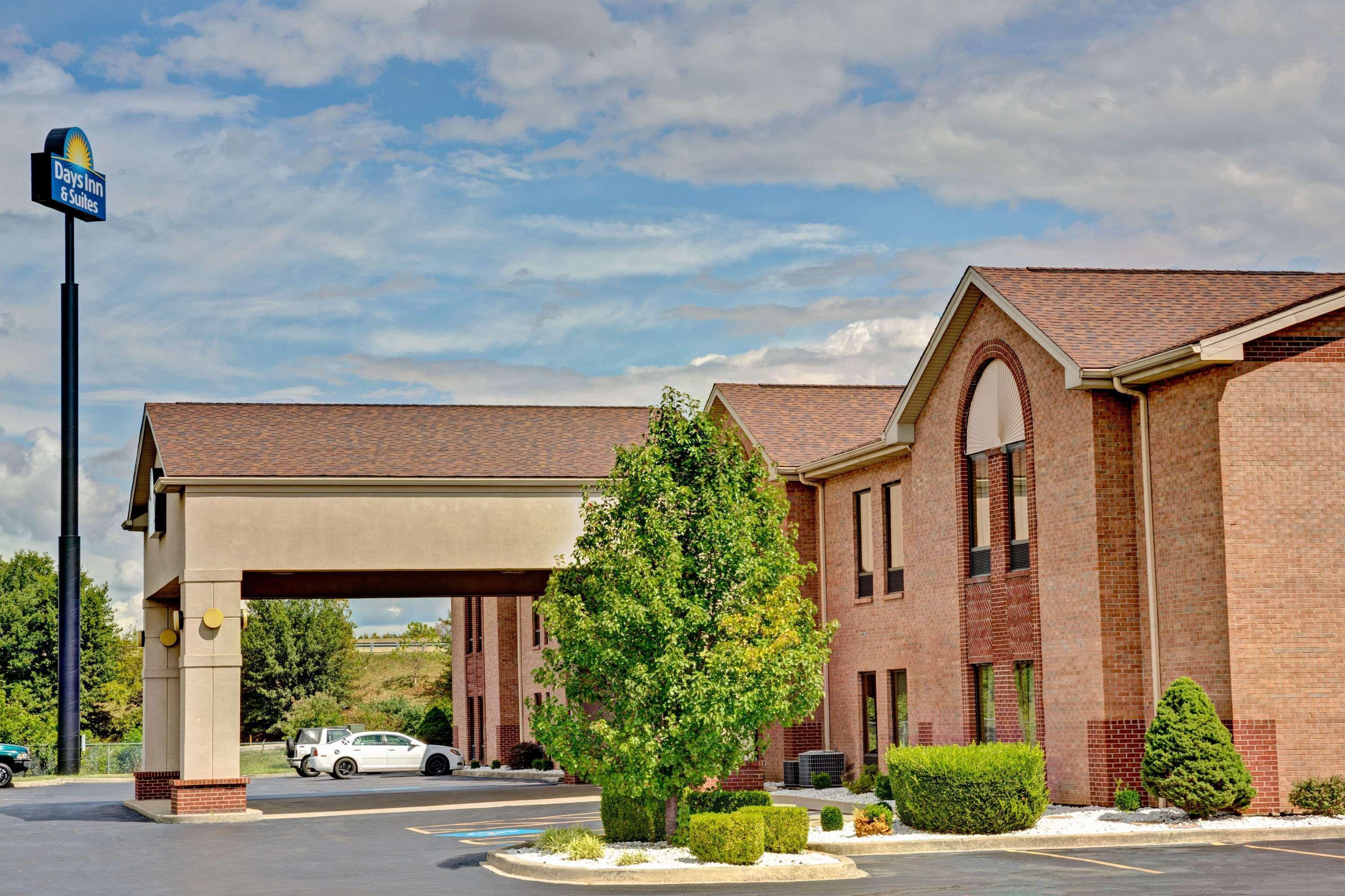 Days Inn&Suites by Wyndham Louisville SW Extérieur photo