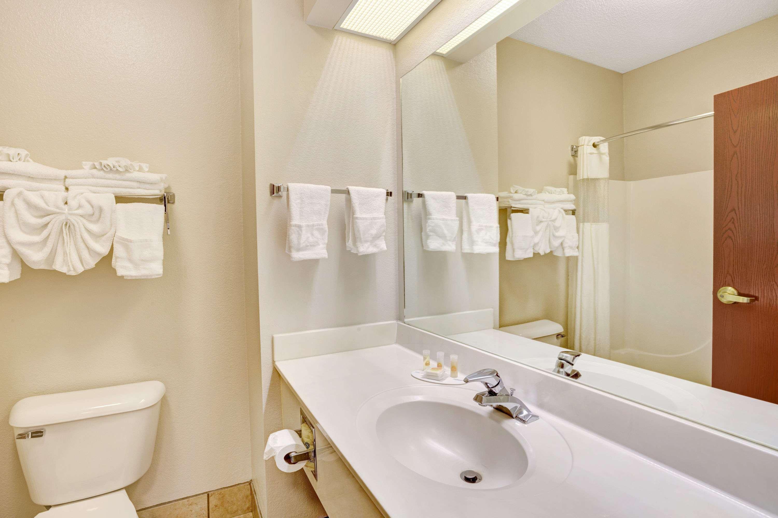 Days Inn&Suites by Wyndham Louisville SW Extérieur photo