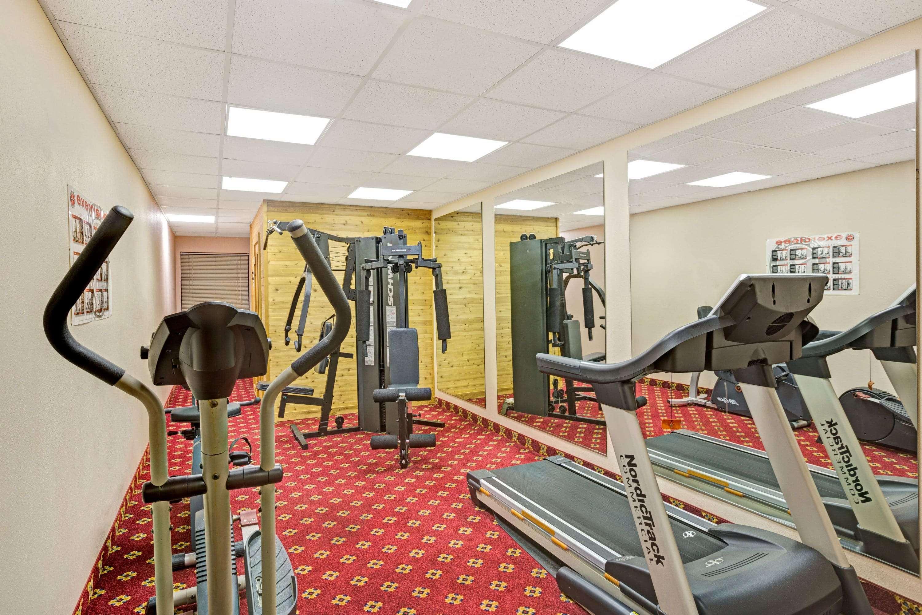Days Inn&Suites by Wyndham Louisville SW Extérieur photo