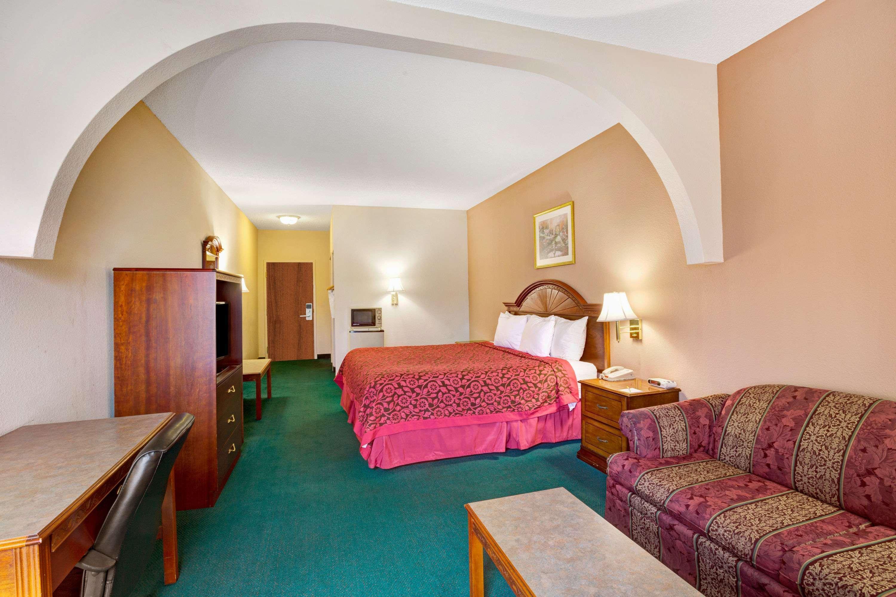 Days Inn&Suites by Wyndham Louisville SW Extérieur photo
