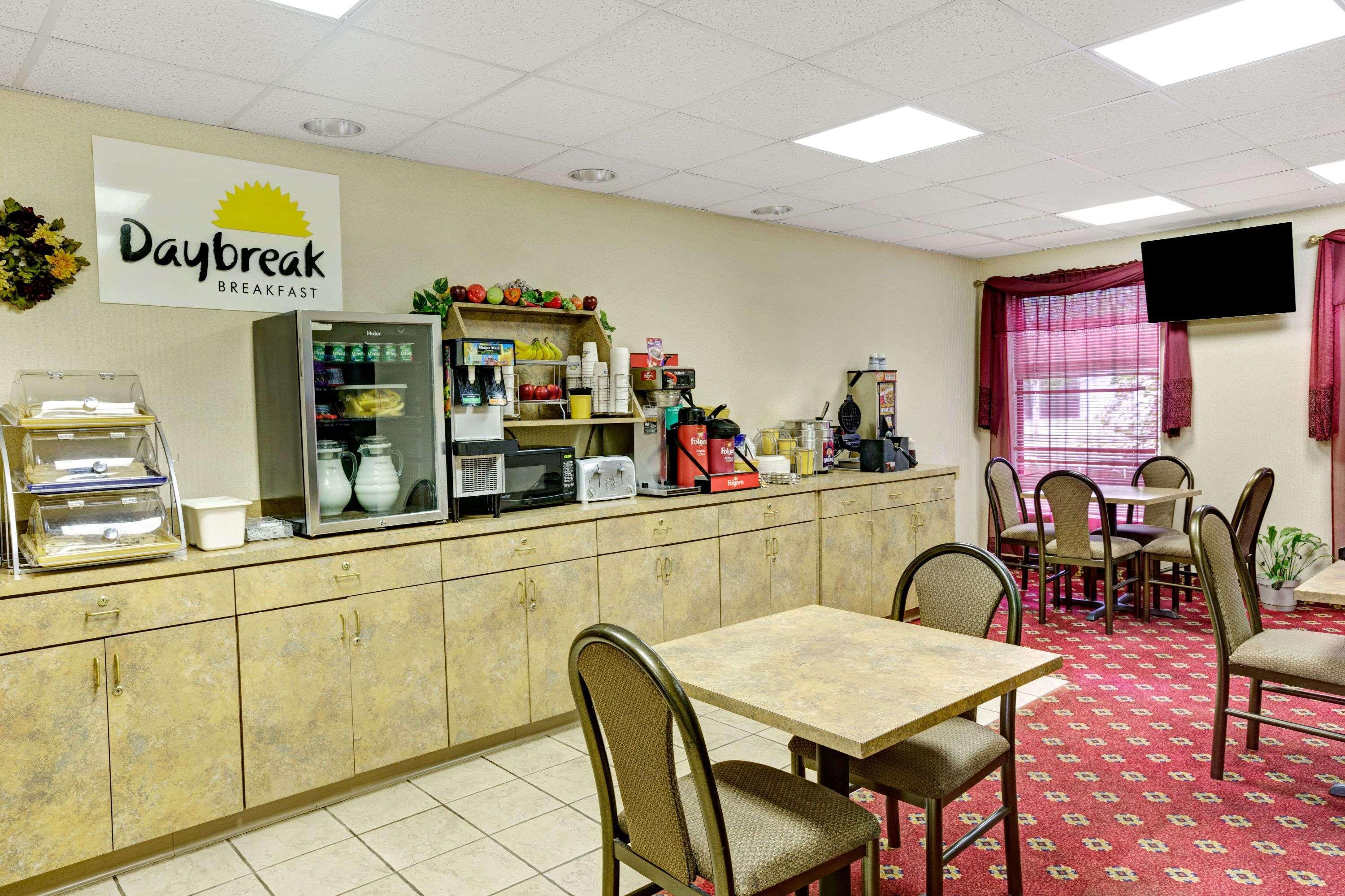 Days Inn&Suites by Wyndham Louisville SW Extérieur photo