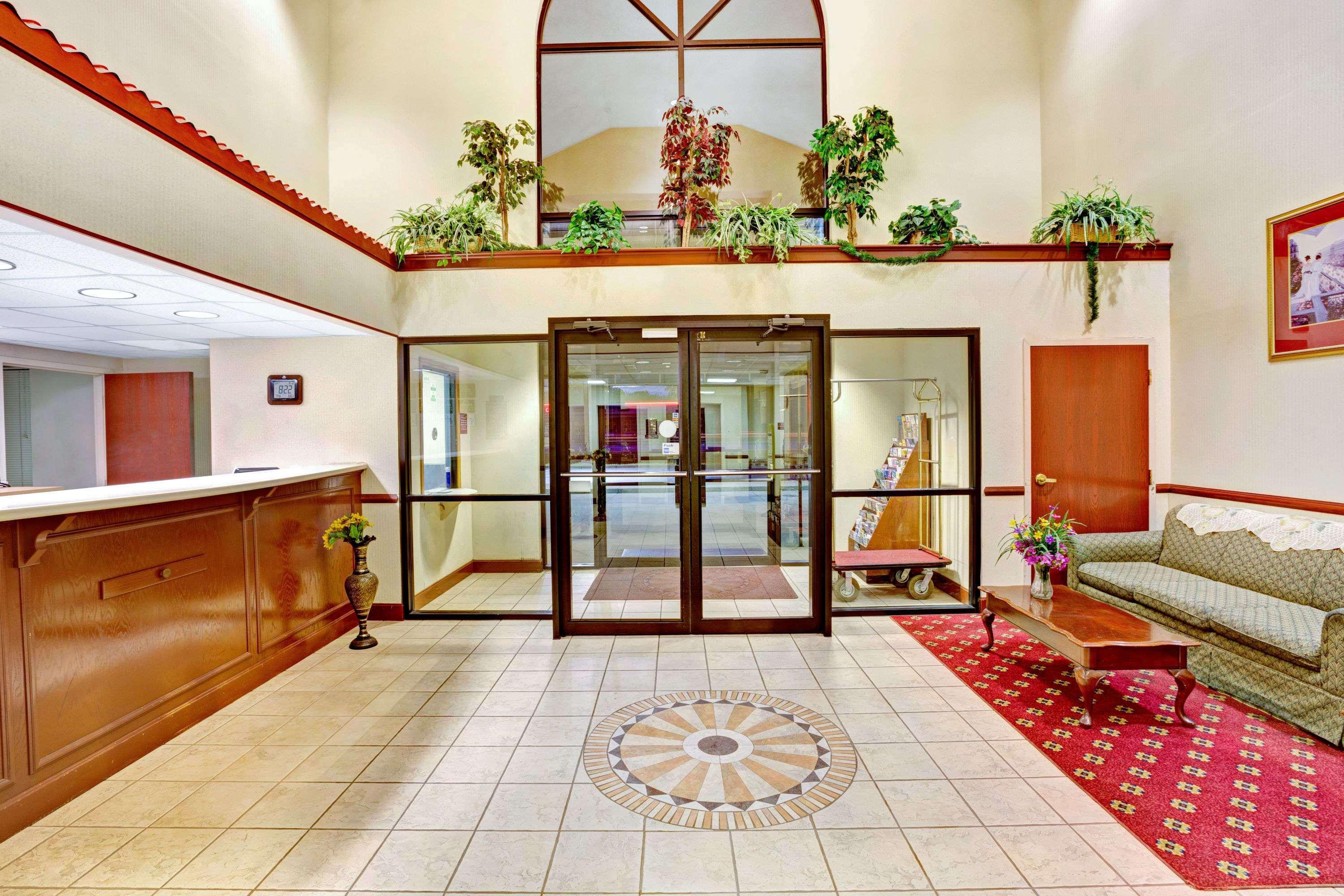 Days Inn&Suites by Wyndham Louisville SW Extérieur photo