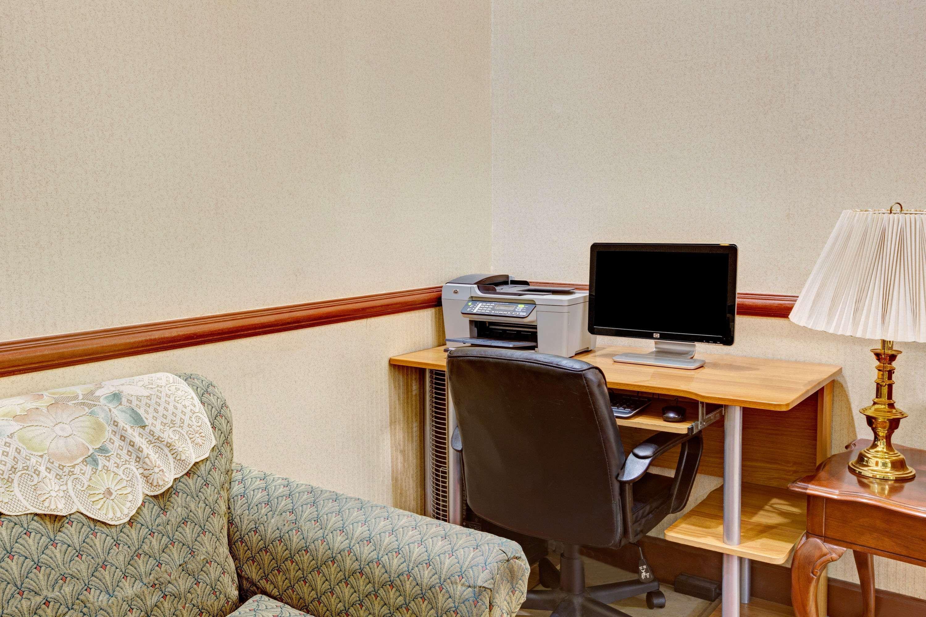 Days Inn&Suites by Wyndham Louisville SW Extérieur photo